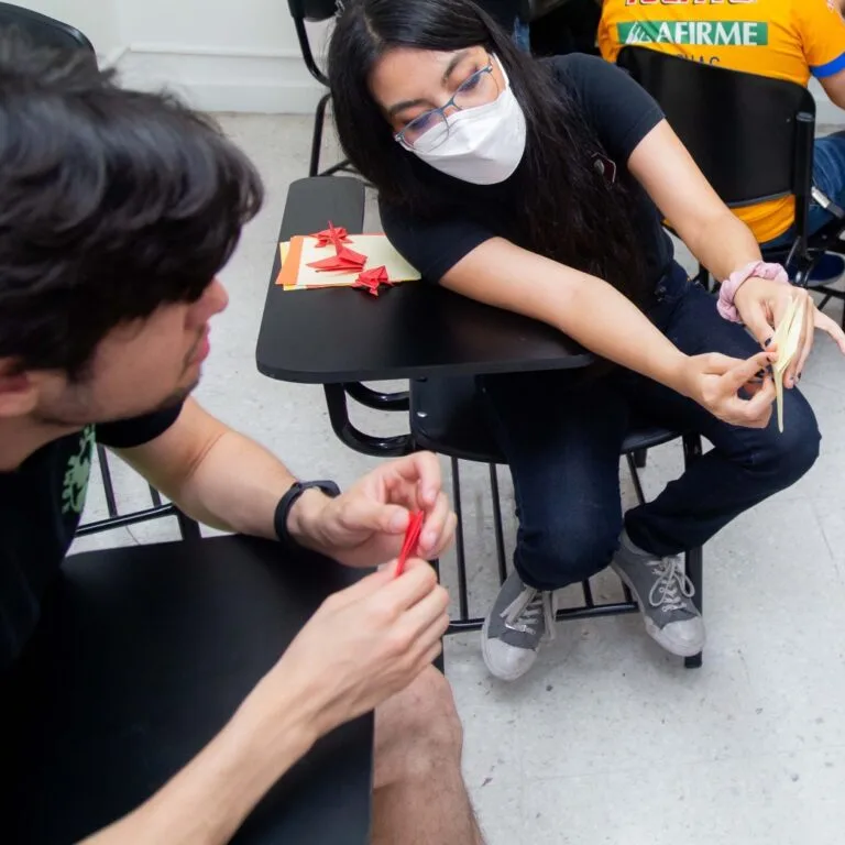 Maestra de japonés haciendo origami